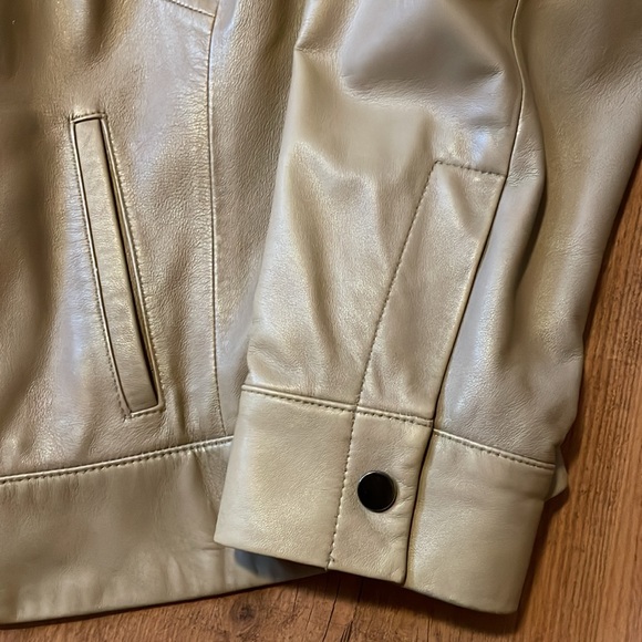 Jones New York tan leather jacket. - Picture 5 of 10